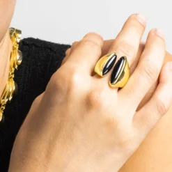 Anillo con Resina Negra acabado oro 18k - Modwi
