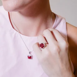 Anillo de Circonita Rubí acabado en rodio - Kada