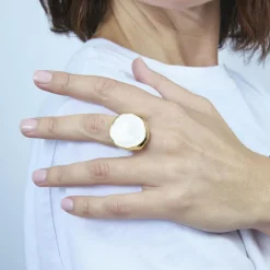 Anillo de Madreperla Blanca acabado en oro amarillo de 18k - Riub