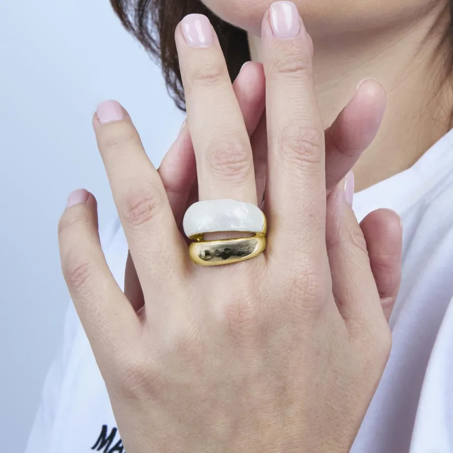 Anillo de Madreperla Blanca acabado en oro amarillo de 18k - Aisal