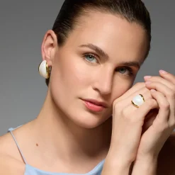 Anillo Lingo de Madreperla Blanca acabado oro amarillo de 18k