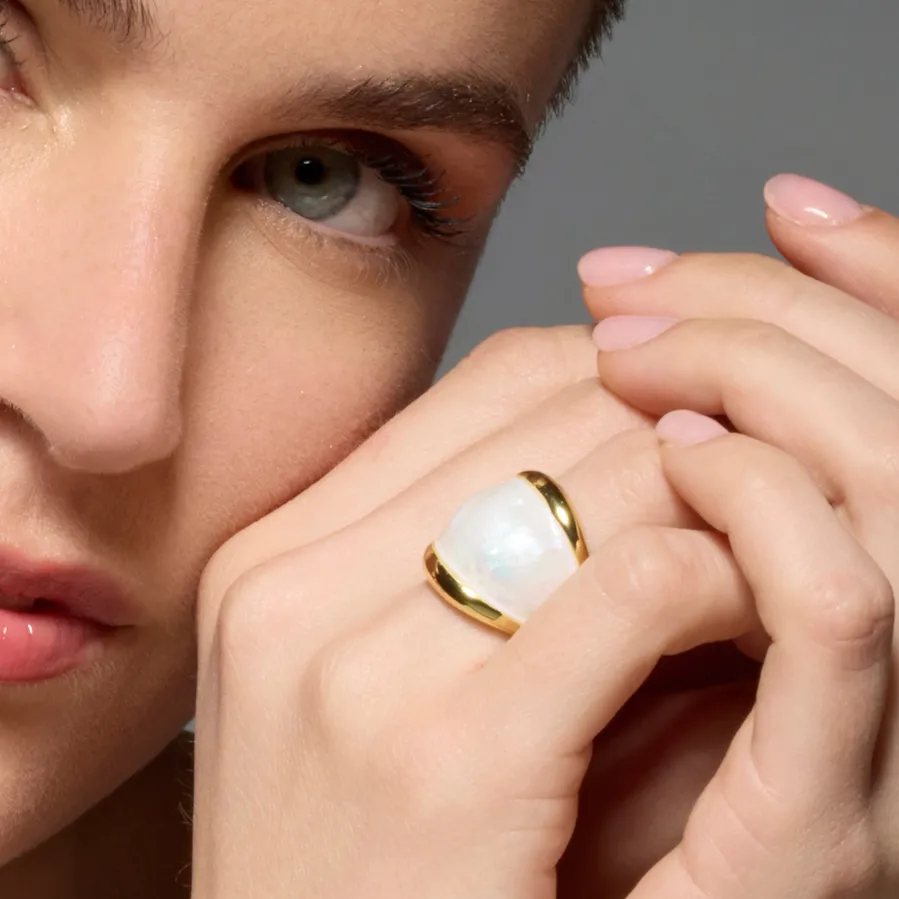 Anillo Lingo de Madreperla Blanca acabado oro amarillo de 18k