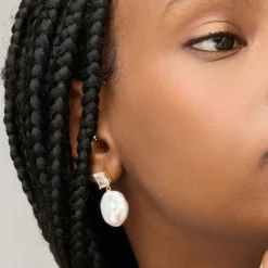Pendientes de Plata de Ley 925 y Perla Blanca acabados en oro amarillo 18K - Dyafa